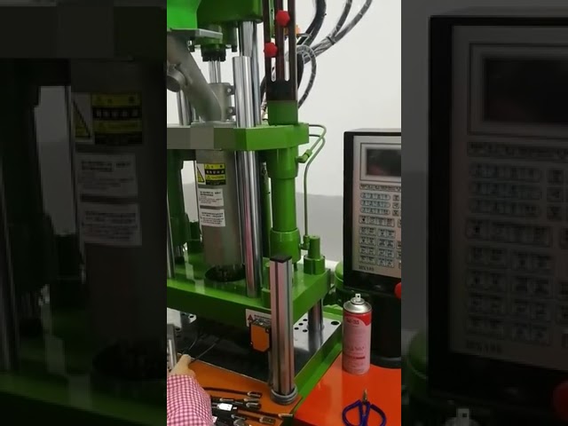 Macchina per Stampaggio a Iniezione Plastica Verticale Automatica 450ST per Parti Elettroniche di Caricabatterie