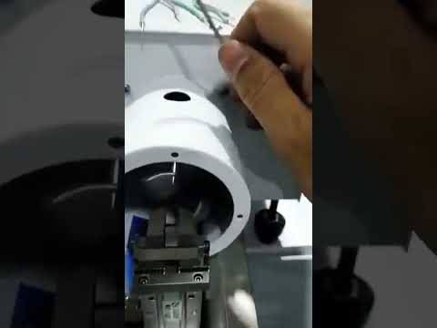 Video reale del funzionamento della macchina spelafili e attorcigliatrice | Automazione industriale