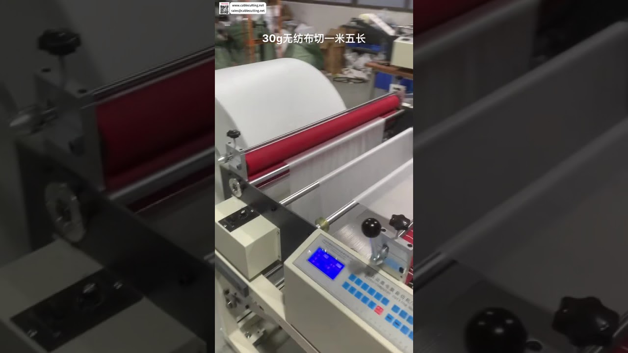 Operasi Pemotongan Lembaran Kain Non-Woven 30g dengan Panjang 1,5 Meter dan Penumpukan Rapi untuk Output Gulungan