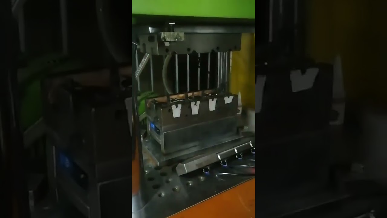 Macchina Automatica Verticale CE per Cover Posteriori Smartphone Made in China #macchina #automazione