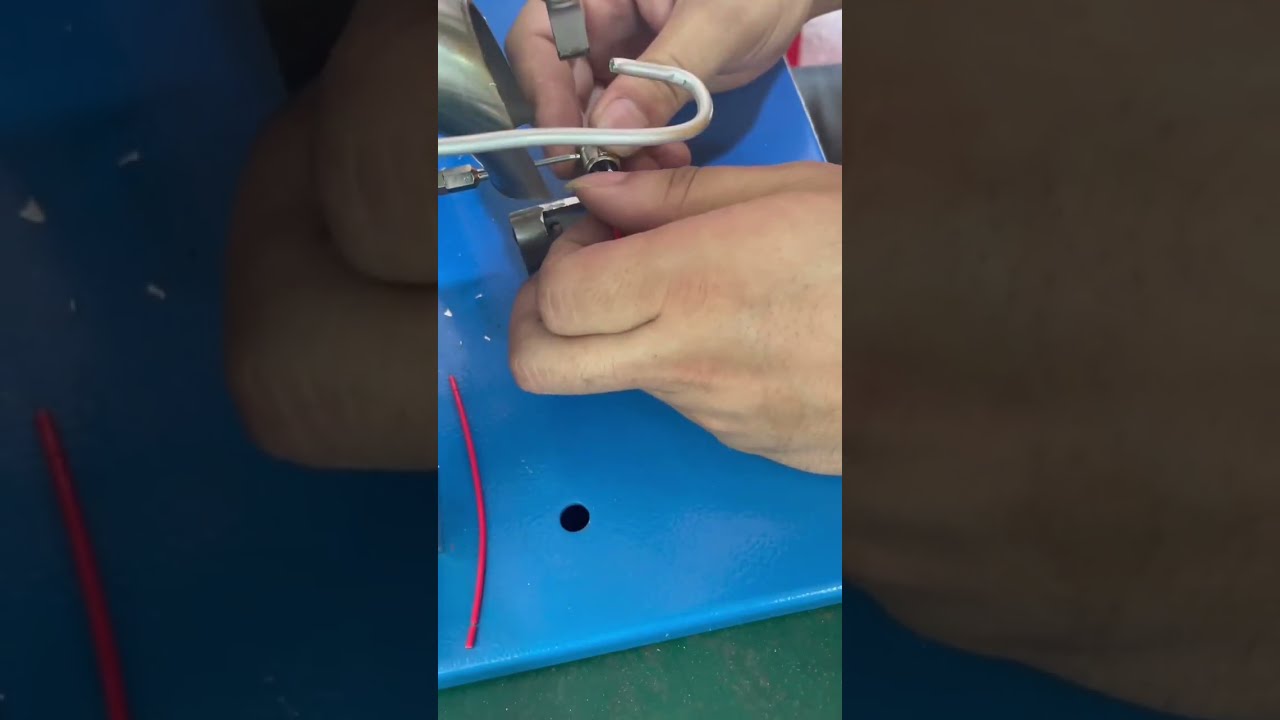 Saldatura semiautomatica per fili e connettori aeronautici - Macchina spelacavi per fabbrica