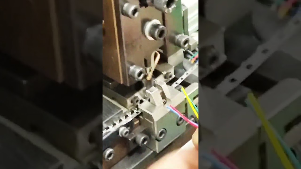 Macchina per terminali a nastro continuo: crimpa due fili con un solo terminale | #fabbrica #macchinario