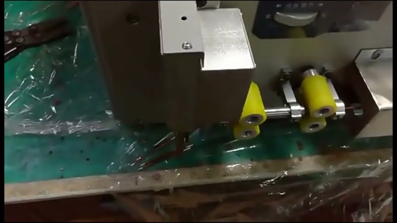 Macchina automatica per taglio e spelatura cavi - Stripper automatico per cablaggi industriali