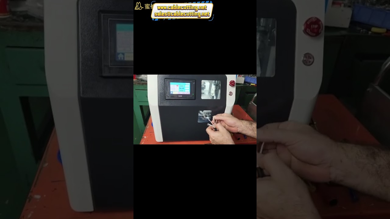 Macchina per taglio filo, spellatura, torsione e crimpatura con alimentatore a 3 terminali